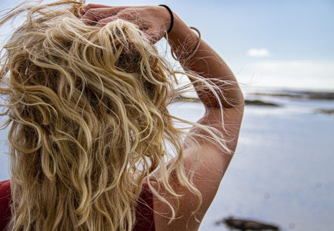 Haare ohne Schäden föhnen: Welcher Hitzeschutzspray ist am besten? Prüfen Sie unser RANKING