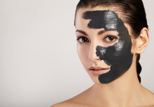 Aktivkohle im Badezimmer – Gesichtsmaske in drei Versionen